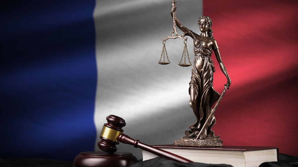 Učitel tance ve Francii omámil a zneužil nejméně 14 žen. Hrozí mu 20 let vězení